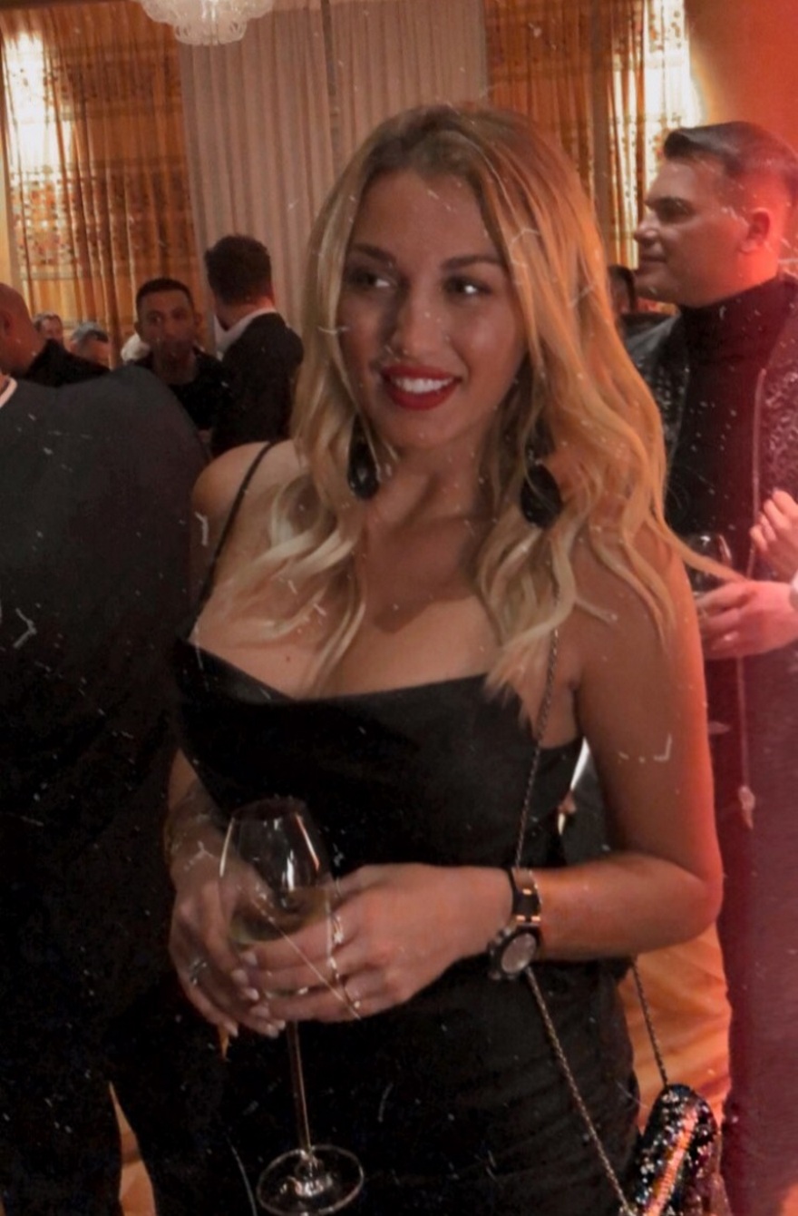 Η εμφάνιση της Κωνσταντίνας Σπυροπούλου με μίνι και αβυσσαλέο ντεκολτέ 