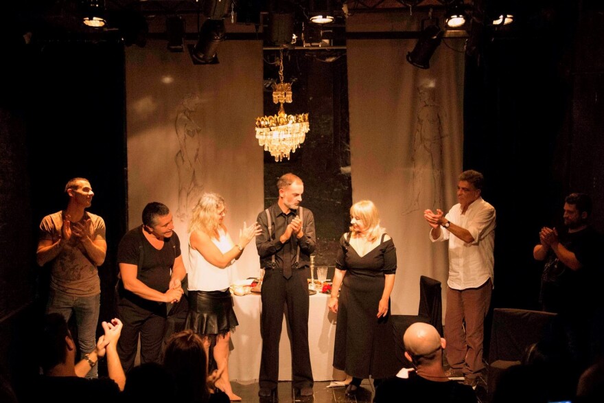 Ποιος (δεν) έφαγε την «Τάρτα Ροδάκινο»  στο θέατρο «Αλκμήνη»; 