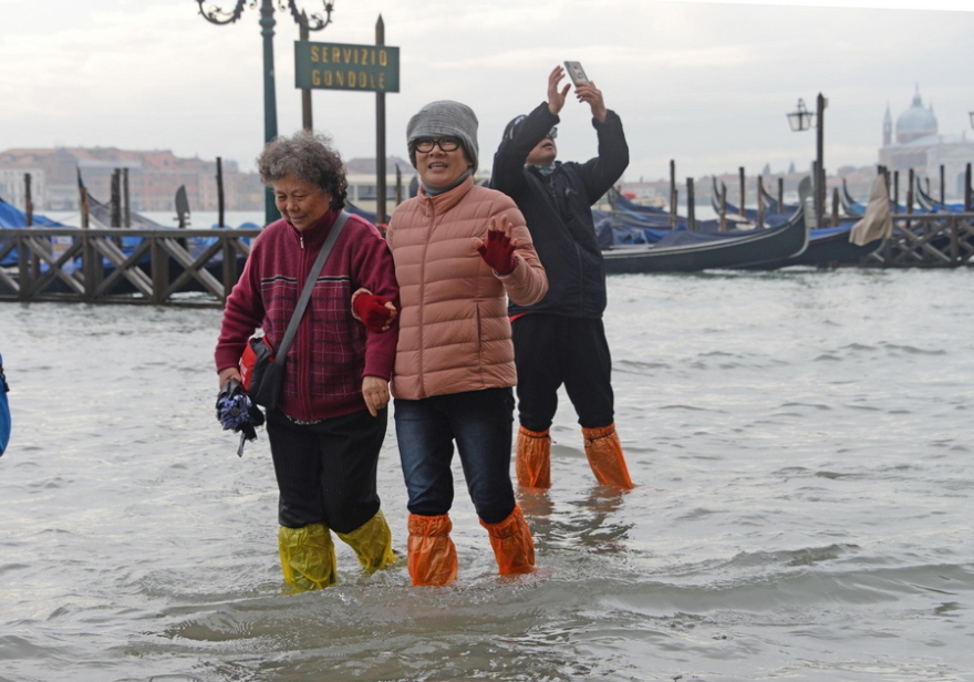 Βενετία: Oι τουρίστες βγάζουν selfies στους πλημμυρισμένους δρόμους ενώ οι κάτοικοι ξεσπούν σε κλάματα 