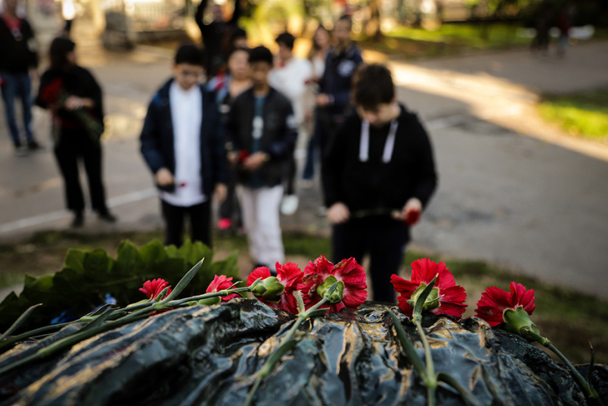 Πολυτεχνείο 2019: Άνοιξαν οι πύλες για καταθέσεις στεφάνων - Σε συναγερμό η ΕΛΑΣ - Δείτε φωτογραφίες