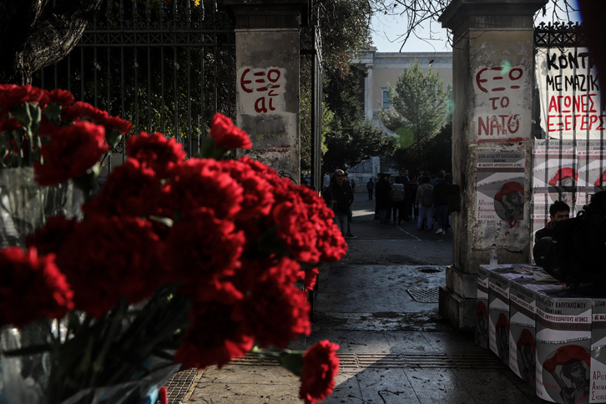 Πολυτεχνείο 2019: Άνοιξαν οι πύλες για καταθέσεις στεφάνων - Σε συναγερμό η ΕΛΑΣ - Δείτε φωτογραφίες