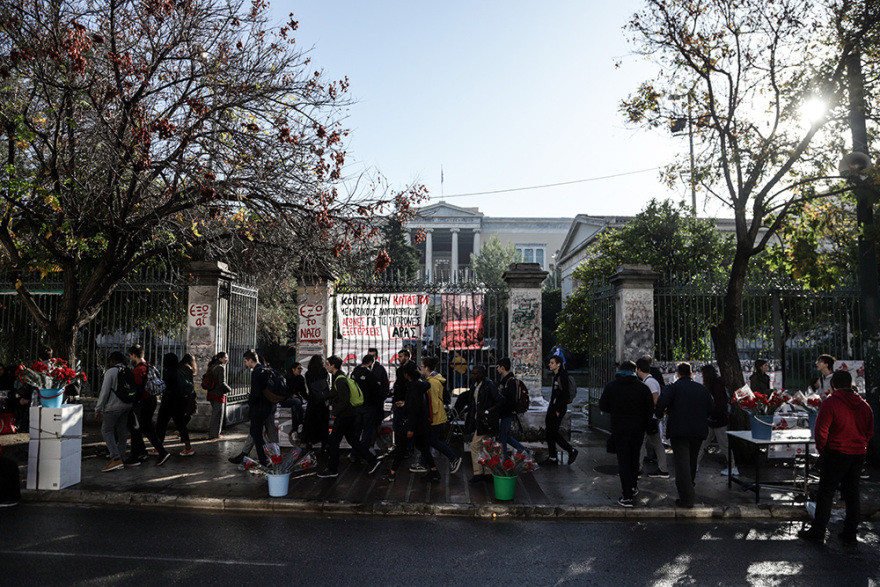 Πολυτεχνείο 2019: Άνοιξαν οι πύλες για καταθέσεις στεφάνων - Σε συναγερμό η ΕΛΑΣ - Δείτε φωτογραφίες