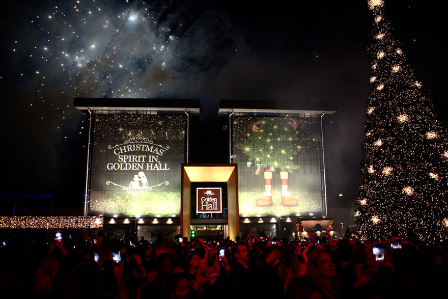 Η Ελένη Φουρέιρα άναψε το πρώτο xριστουγεννιάτικο δέντρο στην Αθήνα