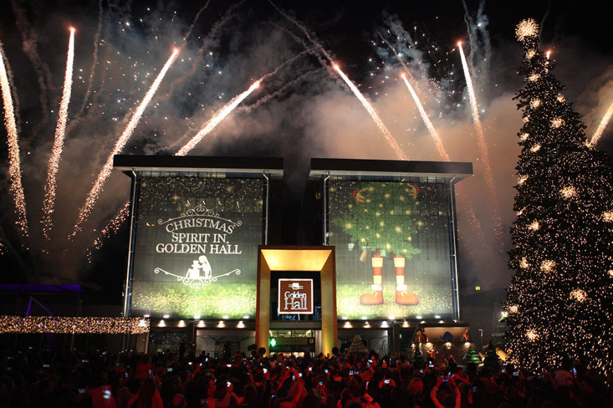 Η Ελένη Φουρέιρα άναψε το πρώτο xριστουγεννιάτικο δέντρο στην Αθήνα