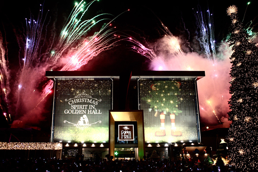 Η Ελένη Φουρέιρα άναψε το πρώτο xριστουγεννιάτικο δέντρο στην Αθήνα