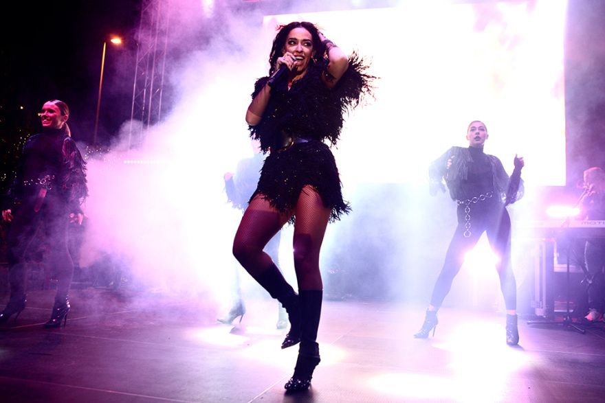 Η Ελένη Φουρέιρα άναψε το πρώτο xριστουγεννιάτικο δέντρο στην Αθήνα