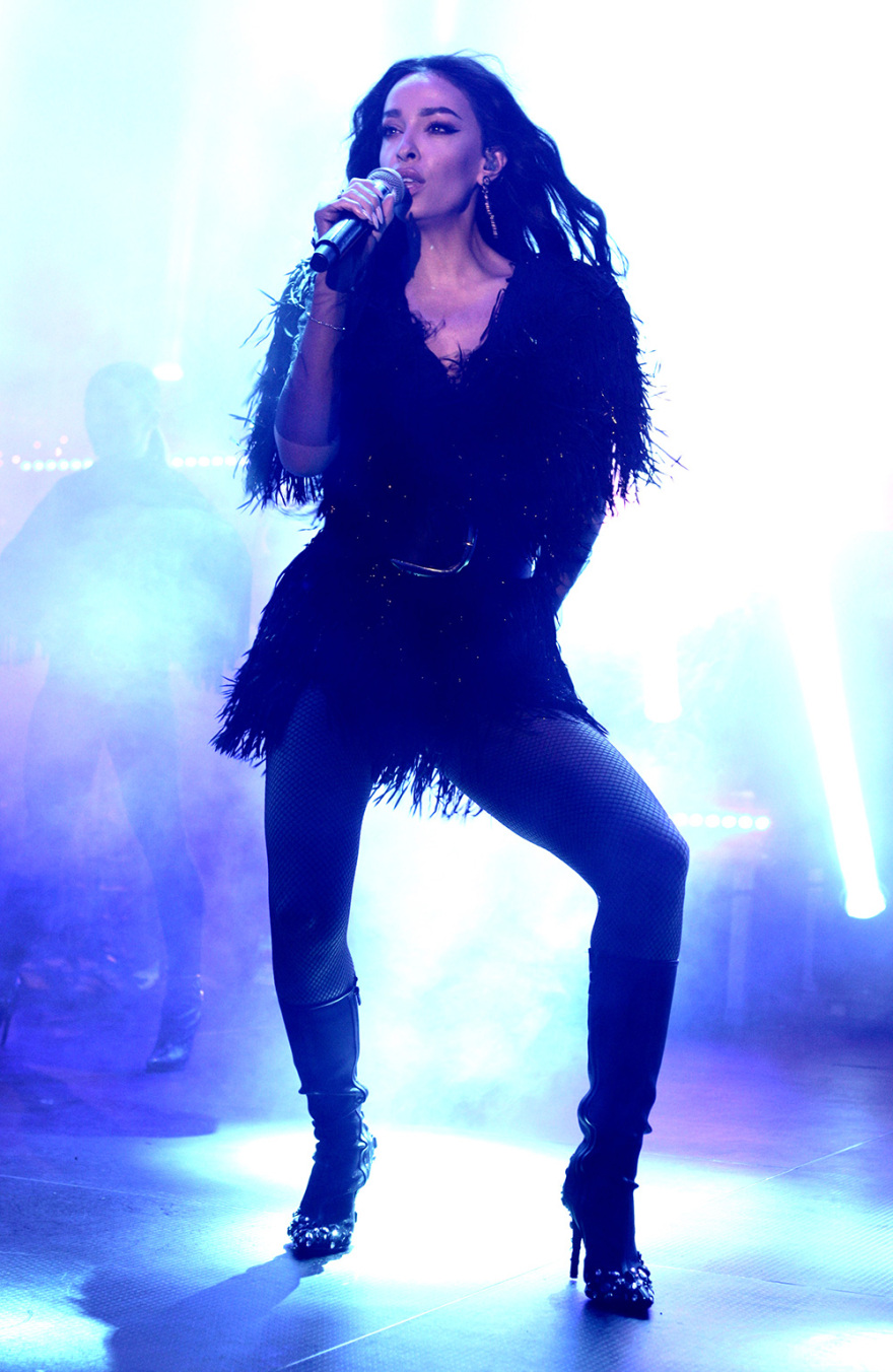 Η Ελένη Φουρέιρα άναψε το πρώτο xριστουγεννιάτικο δέντρο στην Αθήνα