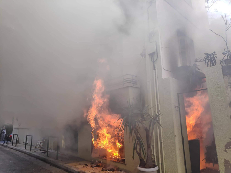 Υπό έλεγχο η φωτιά σε σπίτι στην Κυψέλη