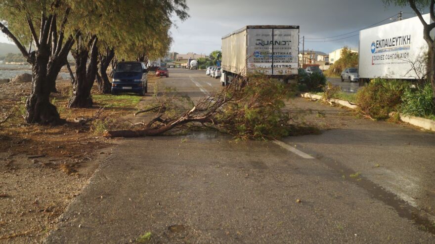 Χίος: Ανεμοστρόβιλος «σάρωσε» και προκάλεσε ζημιές σε επιχειρήσεις και αυτοκίνητα