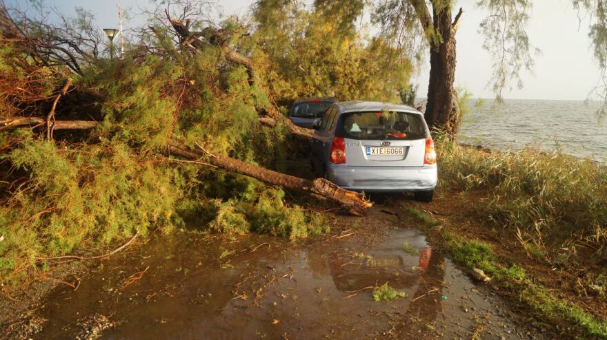 Χίος: Ανεμοστρόβιλος «σάρωσε» και προκάλεσε ζημιές σε επιχειρήσεις και αυτοκίνητα