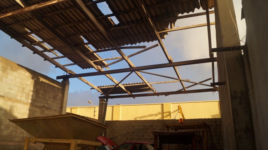 Χίος: Ανεμοστρόβιλος «σάρωσε» και προκάλεσε ζημιές σε επιχειρήσεις και αυτοκίνητα