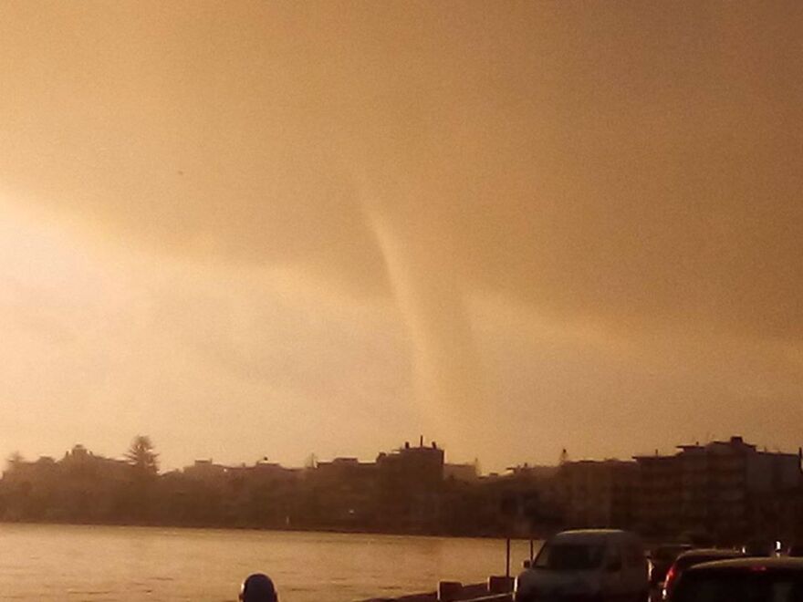 Χίος: Ανεμοστρόβιλος «σάρωσε» και προκάλεσε ζημιές σε επιχειρήσεις και αυτοκίνητα