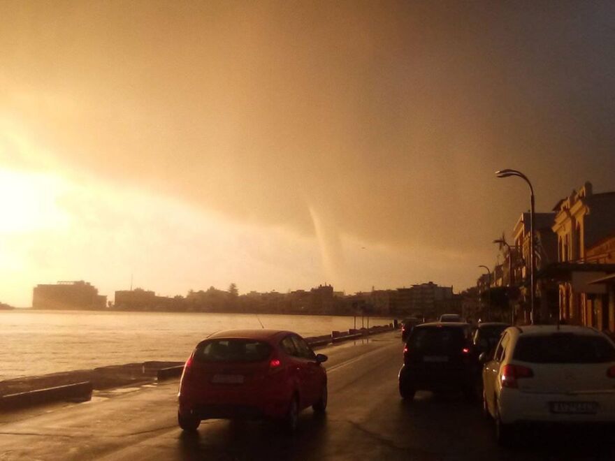 Χίος: Ανεμοστρόβιλος «σάρωσε» και προκάλεσε ζημιές σε επιχειρήσεις και αυτοκίνητα