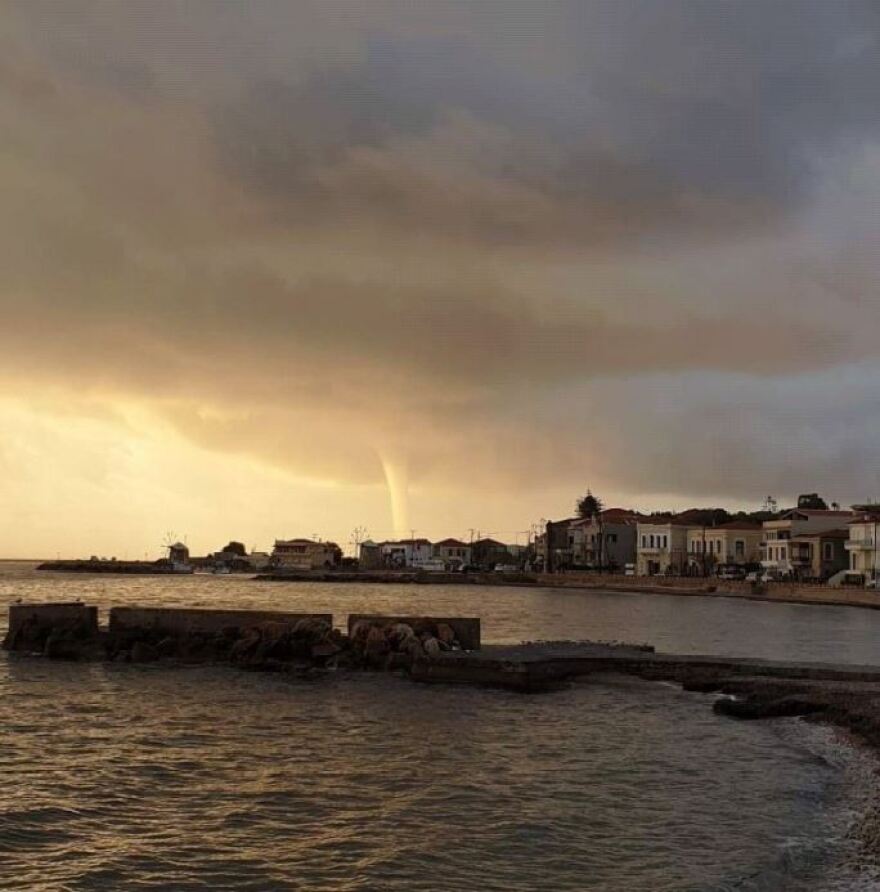 Χίος: Ανεμοστρόβιλος «σάρωσε» και προκάλεσε ζημιές σε επιχειρήσεις και αυτοκίνητα