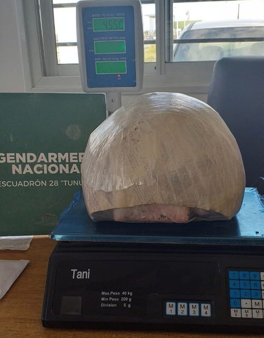 Αργεντινή: Η πιο αποτυχημένη μαϊμού-έγκυος προσπάθησε να περάσει κρυφά 4 κιλά κάνναβης