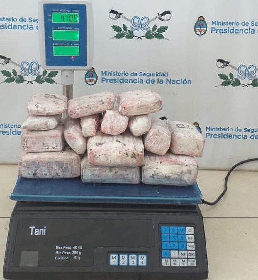 Αργεντινή: Η πιο αποτυχημένη μαϊμού-έγκυος προσπάθησε να περάσει κρυφά 4 κιλά κάνναβης