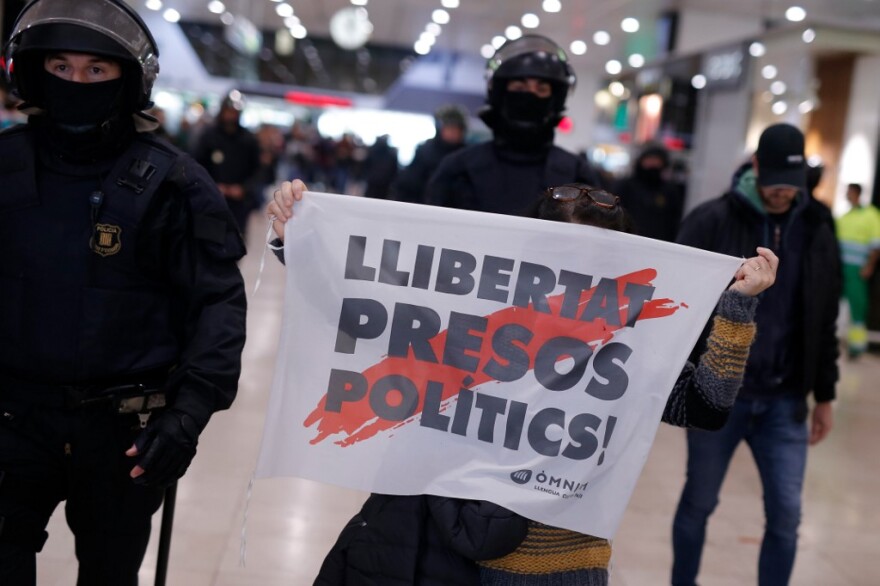 Βαρκελώνη: Κυμάτισαν και πάλι αποσχιστικές σημαίες - Νέα διαδήλωση υπέρ της ανεξαρτησίας 