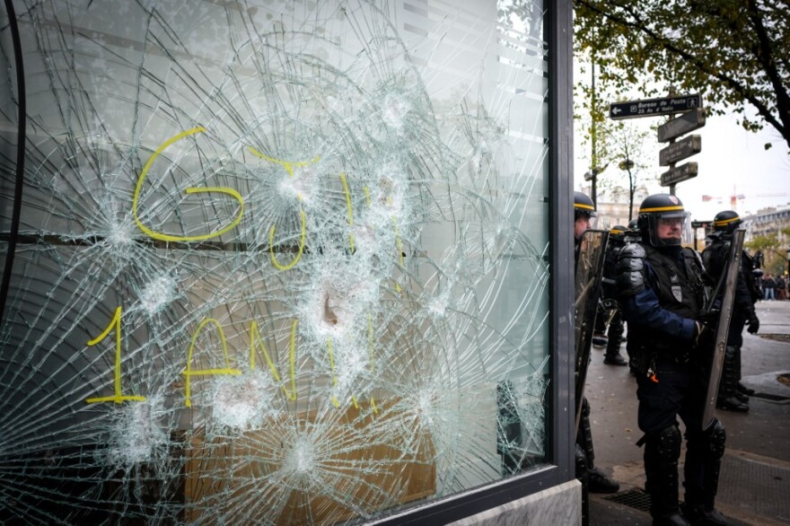 «Κίτρινα Γιλέκα» - Πεδίο μάχης το Παρίσι, εκατοντάδες συλλήψεις και πόλεμος με τους αστυνομικούς