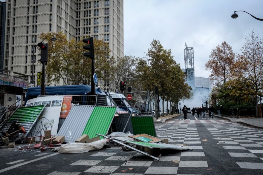 «Κίτρινα Γιλέκα» - Πεδίο μάχης το Παρίσι, εκατοντάδες συλλήψεις και πόλεμος με τους αστυνομικούς