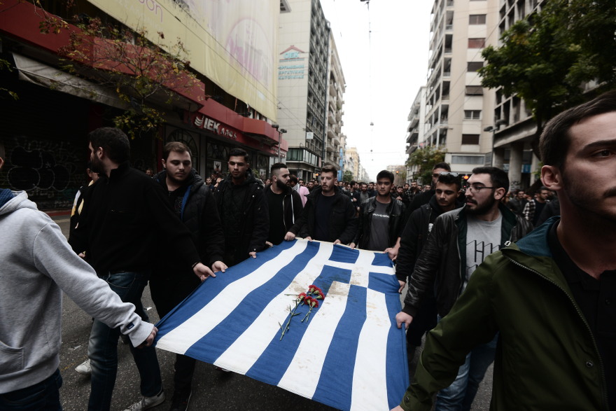 Πολυτεχνείο: Η αιματοβαμμένη σημαία  στην πρεσβεία - Ξεκίνησε  η πορεία