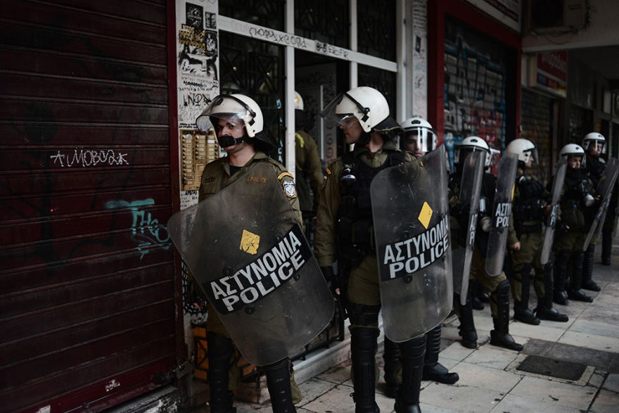 Εξάρχεια- Βίντεο: ΜΑΤ σε ταράτσες πολυκατοικιών - Έξι συλλήψεις