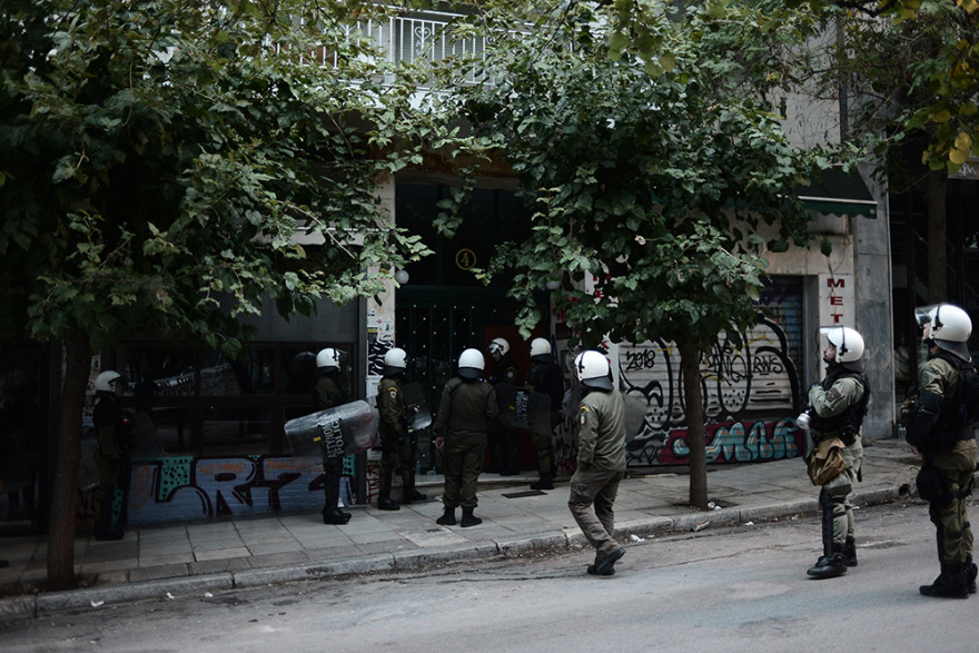 Εξάρχεια- Βίντεο: ΜΑΤ σε ταράτσες πολυκατοικιών - Έξι συλλήψεις