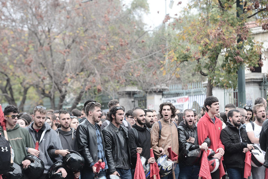 Πολυτεχνείο: Η αιματοβαμμένη σημαία  στην πρεσβεία - Ξεκίνησε  η πορεία