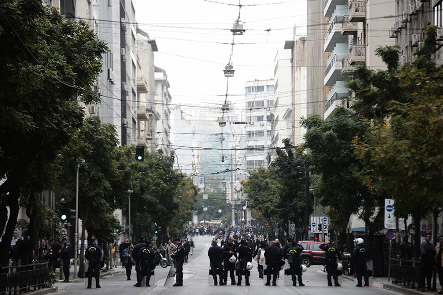 Πολυτεχνείο: Η αιματοβαμμένη σημαία  στην πρεσβεία - Ξεκίνησε  η πορεία