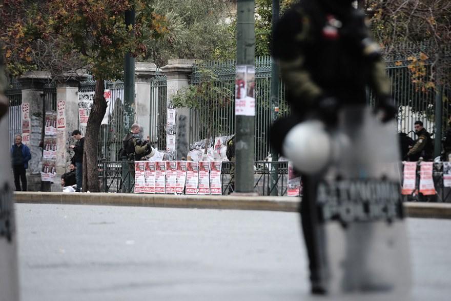 Πολυτεχνείο: Η αιματοβαμμένη σημαία  στην πρεσβεία - Ξεκίνησε  η πορεία