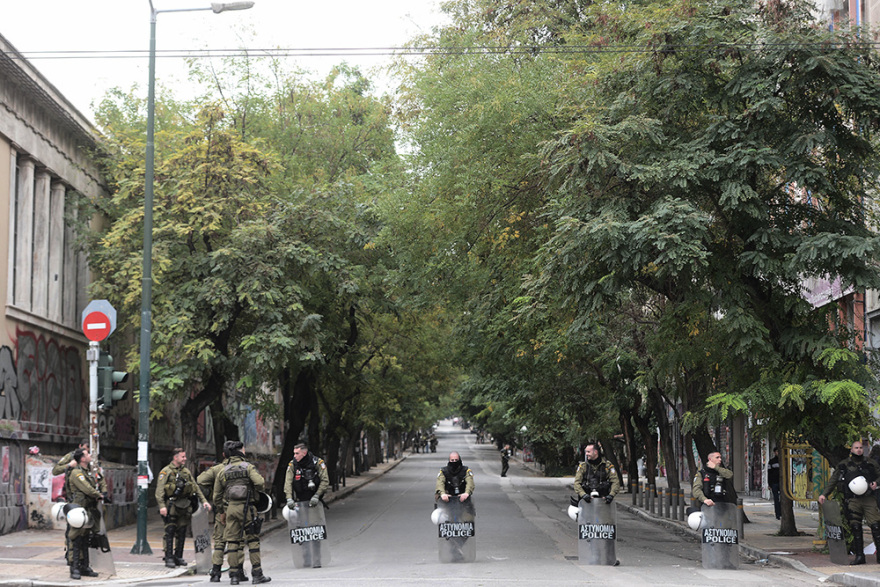 Πολυτεχνείο: Η αιματοβαμμένη σημαία  στην πρεσβεία - Ξεκίνησε  η πορεία