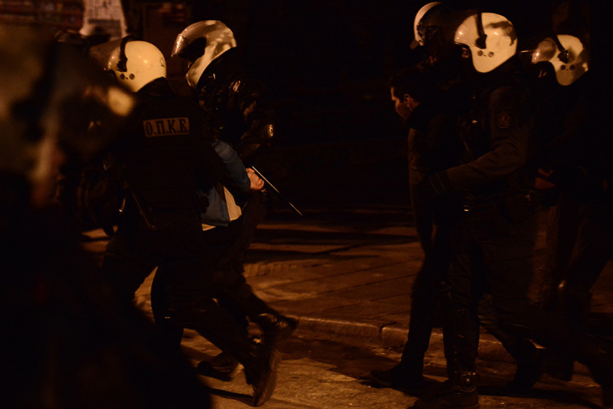 Εξάρχεια- Βίντεο: ΜΑΤ σε ταράτσες πολυκατοικιών - Έξι συλλήψεις