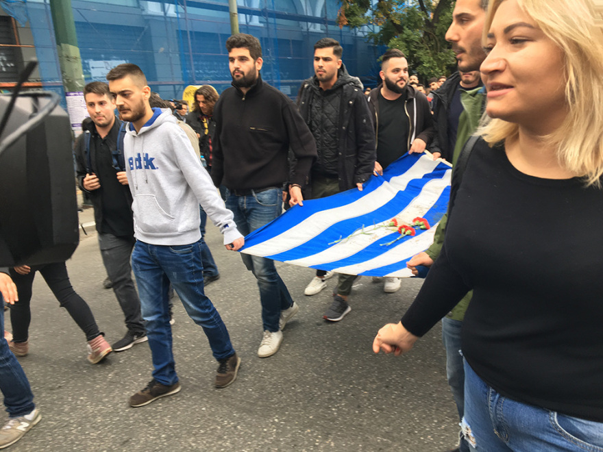 Πολυτεχνείο: Η αιματοβαμμένη σημαία  στην πρεσβεία - Ξεκίνησε  η πορεία