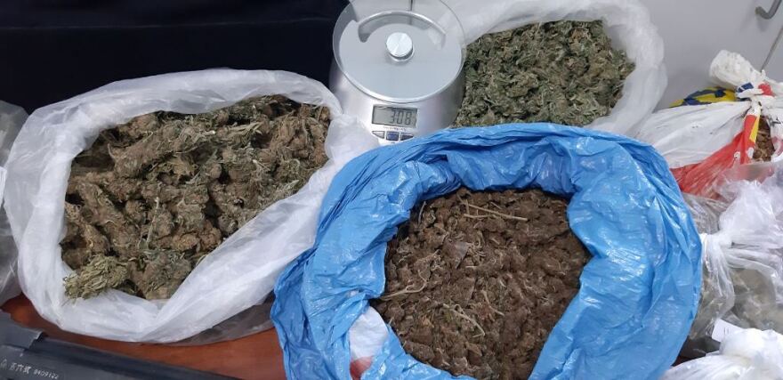 Κρήτη: Χειροπέδες σε δύο αδέλφια που έκρυβαν στο χωράφι χασίς και καλάσνικοφ