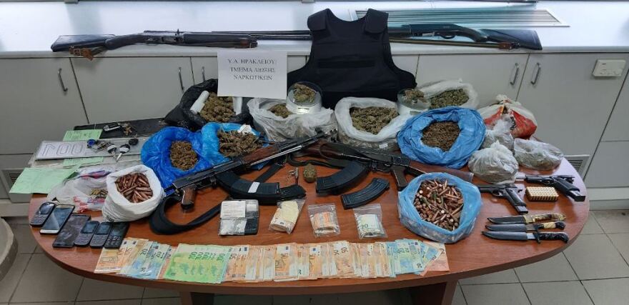 Κρήτη: Χειροπέδες σε δύο αδέλφια που έκρυβαν στο χωράφι χασίς και καλάσνικοφ