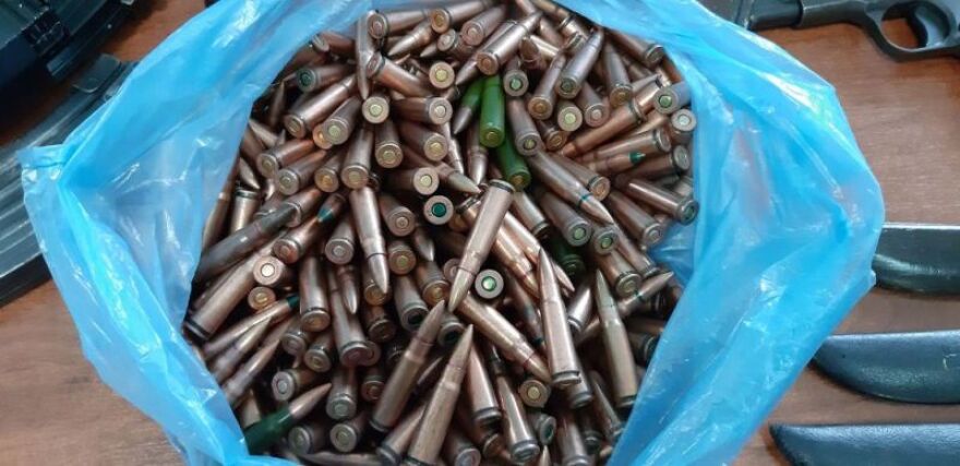 Κρήτη: Χειροπέδες σε δύο αδέλφια που έκρυβαν στο χωράφι χασίς και καλάσνικοφ