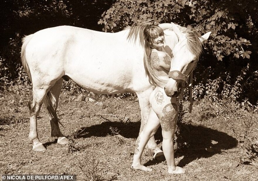 Βρετανία: Αγρότισσες ποζάρουν γυμνές για φιλανθρωπικό ημερολόγιο