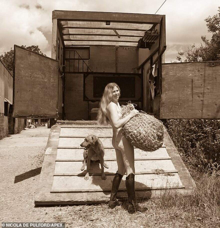 Βρετανία: Αγρότισσες ποζάρουν γυμνές για φιλανθρωπικό ημερολόγιο