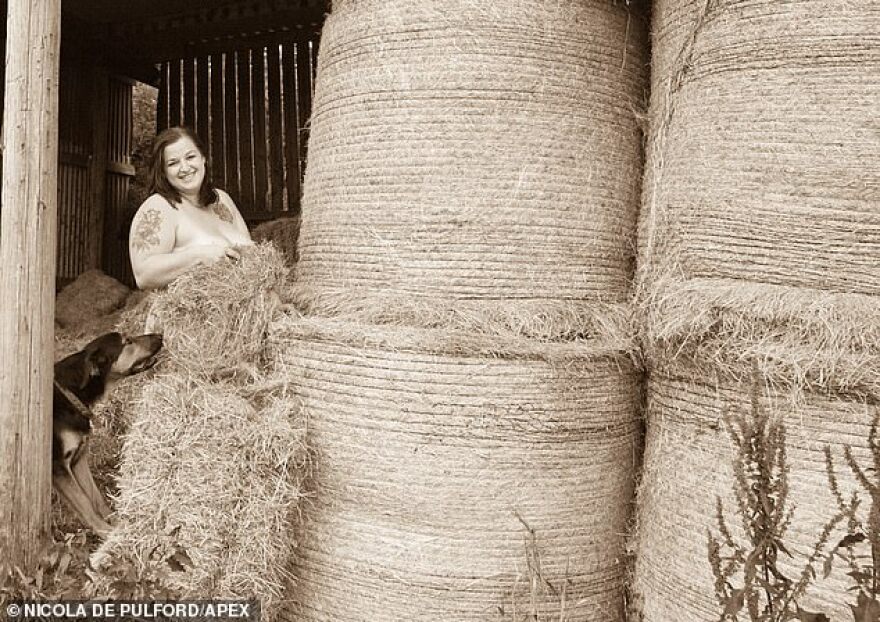 Βρετανία: Αγρότισσες ποζάρουν γυμνές για φιλανθρωπικό ημερολόγιο
