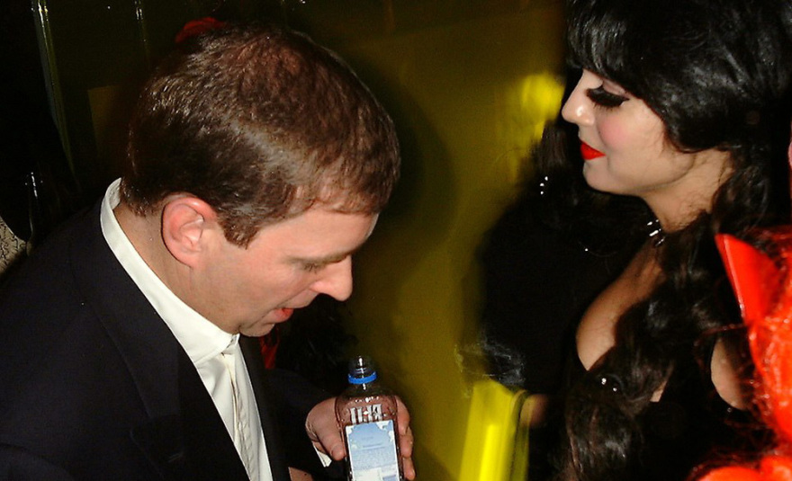 Βρετανία: Βίντεο «καίει» τον πρίγκιπα Άντριου και προκαλεί πονοκέφαλο στην Ελισάβετ