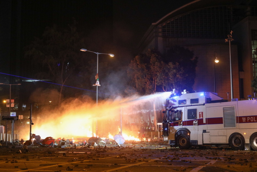 Χάος στο Χονγκ Κονγκ: Διαδηλωτές πυρπόλησαν την είσοδο της Πολυτεχνικής Σχολής (βίντεο)