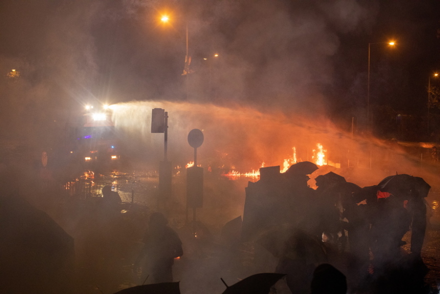 Εκτός ελέγχου η κατάσταση στο Χονγκ Κονγκ: Η αστυνομία απειλεί ότι θα χρησιμοποιήσει σφαίρες!