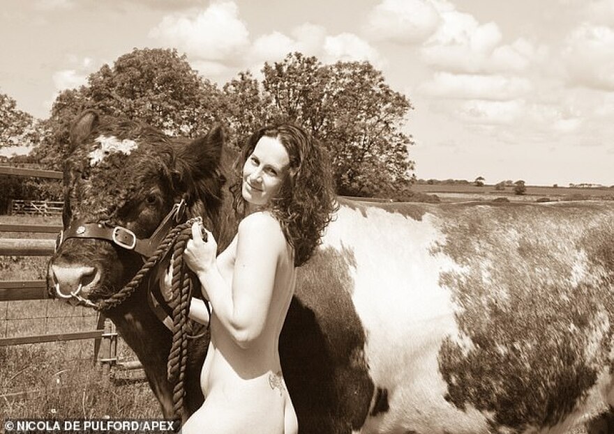 Βρετανία: Αγρότισσες ποζάρουν γυμνές για φιλανθρωπικό ημερολόγιο