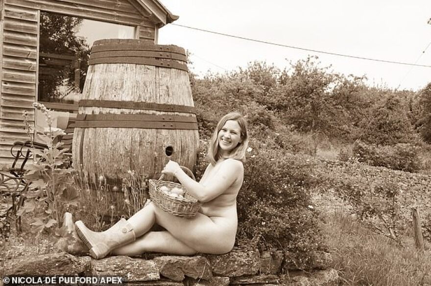 Βρετανία: Αγρότισσες ποζάρουν γυμνές για φιλανθρωπικό ημερολόγιο