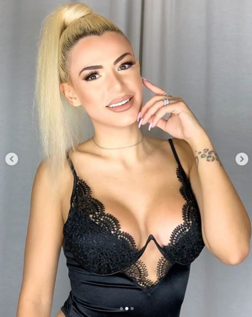 Η Στέλλα Μιζεράκη φωτογραφίζεται με... σέξι μαύρα εσώρουχα 