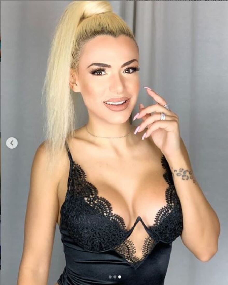 Η Στέλλα Μιζεράκη φωτογραφίζεται με... σέξι μαύρα εσώρουχα 