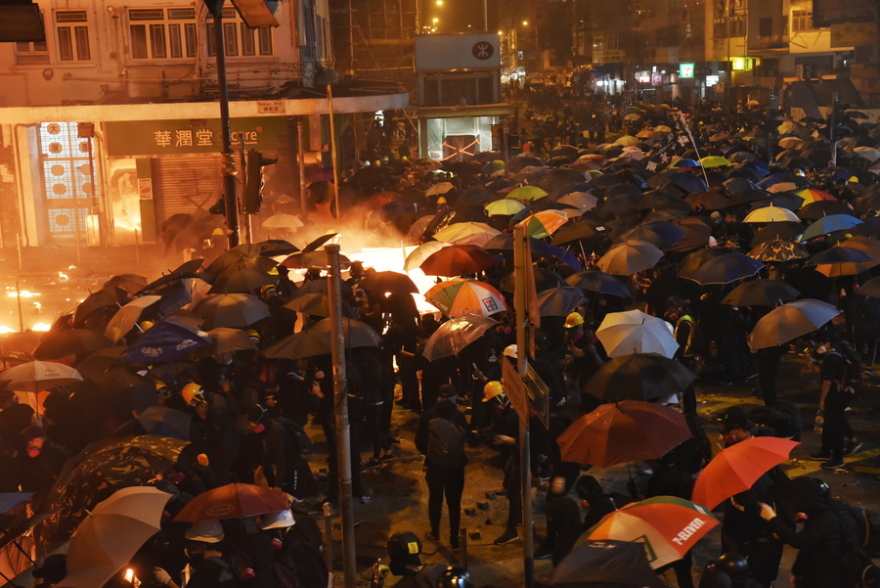 Χονγκ Κονγκ: Η επικεφαλής της κυβέρνησης ζήτησε να αποχωρήσουν και οι τελευταίοι 100 διαδηλωτές από το Πολυτεχνείο 