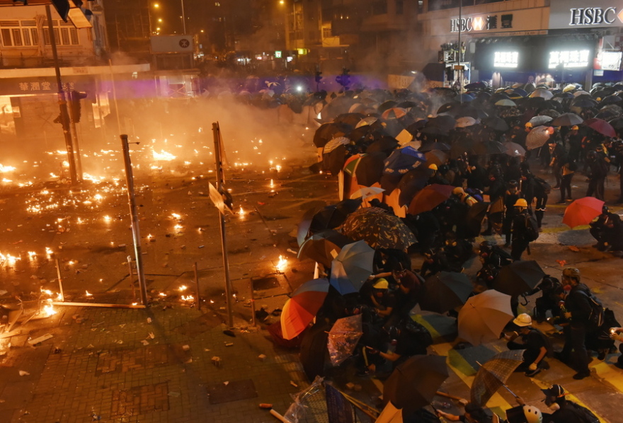 Χονγκ Κονγκ: Η επικεφαλής της κυβέρνησης ζήτησε να αποχωρήσουν και οι τελευταίοι 100 διαδηλωτές από το Πολυτεχνείο 