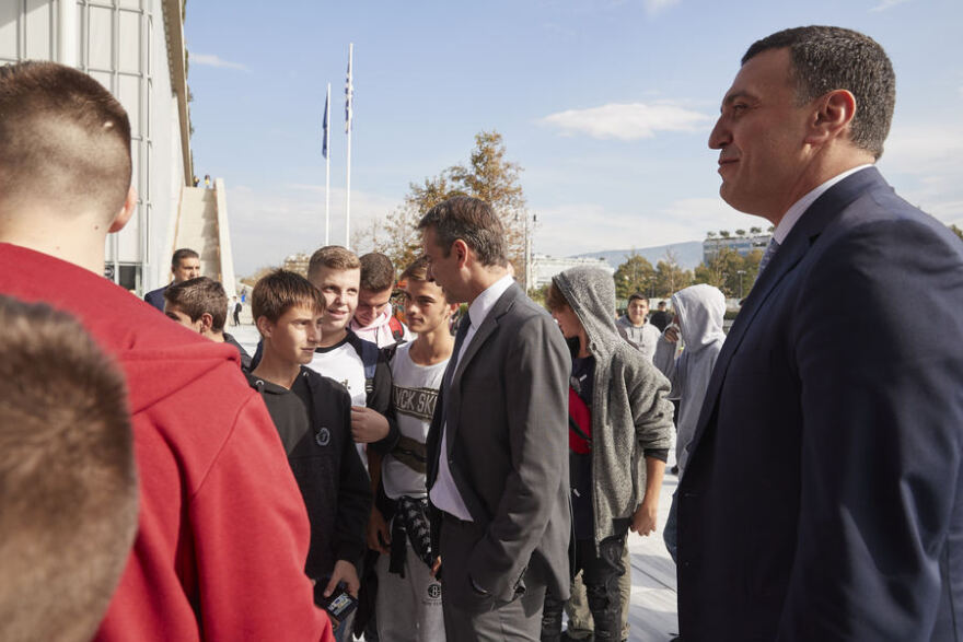 Μητσοτάκης: Απρόσμενη συνάντηση με μαθητές στο «Σταύρος Νιάρχος»