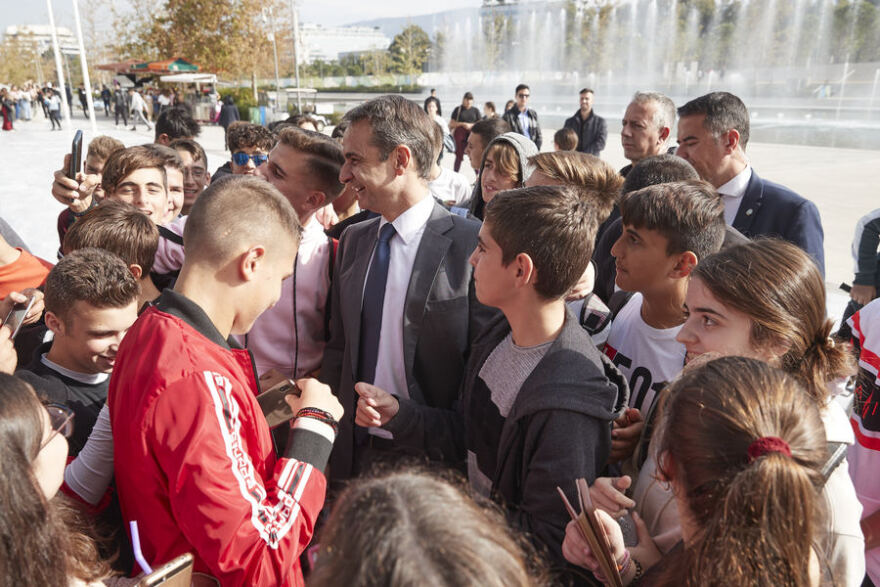 Μητσοτάκης: Απρόσμενη συνάντηση με μαθητές στο «Σταύρος Νιάρχος»