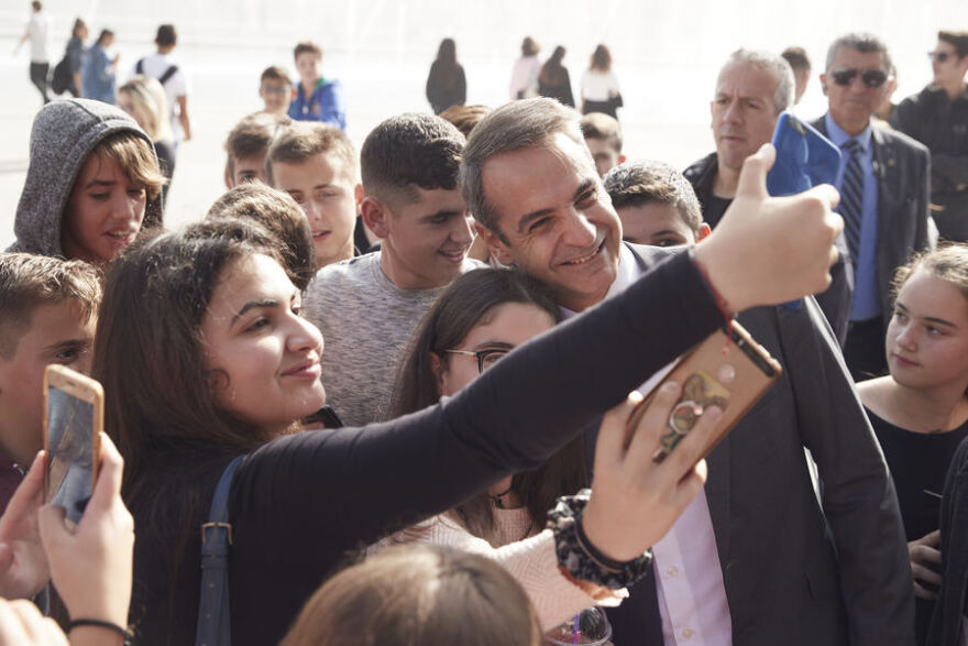 Μητσοτάκης: Απρόσμενη συνάντηση με μαθητές στο «Σταύρος Νιάρχος»